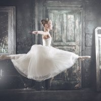 Юная балерина, прыжок шпагат, белая шопенка :: Ирина Абдуллаева