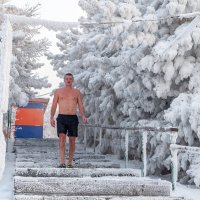 простой сибирский парень после заплыва в Енисее :: Олег Мартоник
