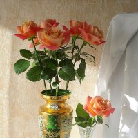 Розы в вазах и в солнечных лучах февраля :: Надежд@ Шавенкова