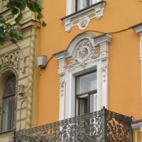 Балкончик и маскароны :: Сергей Карачин