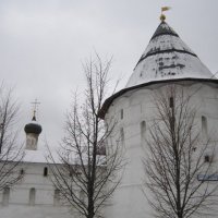 Стена и башня Новоспасского монастыря :: Дмитрий Никитин