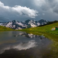 Палатка на берегу горного озера :: Фёдор. Лашков