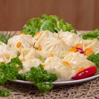 Манты (пельмени) - национальное блюдо стран Центральной Азии на тарелке с морковью и зеленью :: Павел Сытилин