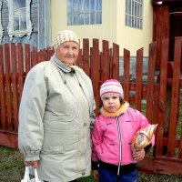 Прабабушка Аня с правнучкой Марьяной :: aleks50 