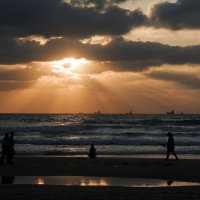 На закате: Прогулка у моря ... :: Aleks Ashkenazi