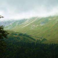 На горы Адыгеи надвигается туман :: татьяна 