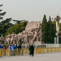 Скульптурная композиция у мавзолея Мао Цзедуна (Пекин) :: Юрий Поляков