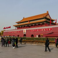 Ворота Небесного Спокойствия (Тяньаньмэнь) и одна из колонн Хуабяо, Пекин :: Юрий Поляков