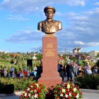 Памятник Маргелову в Донецке :: Мария Коледа