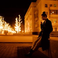 Девушка в пальто курит сигареты на фоне святящихся деревьев на улице в ночной Уфе :: Lenar Abdrakhmanov