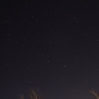 На фоне звёздного неба слева вверху видна слабая линия от летящего спутника Земли :: Анатолий Кувшинов