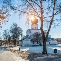 Успенская церковь и солнышко :: Юлия Батурина