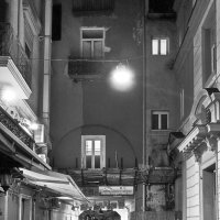 Неаполитанский дворик, ночная тишина :: M Marikfoto