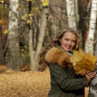 Красивая девушка в парке с кленовыми листьями :: Нина Кулагина