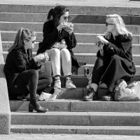 Три девицы....на ступеньках. :: Стас 