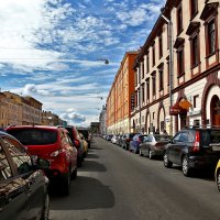 Улица, дома, машины. :: Александр Бузуверов