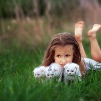 Девочка на лужайке с котятами :: Элина Лисицына