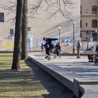 Скейтборд атаковал гранитные площадки города :: Валентина Харламова