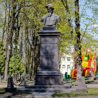 Памятник Толстому А.К. в парке его имени в Брянске :: villy 