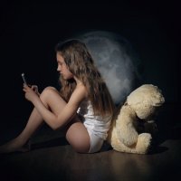 игрушки брошены, уходим в интернет,  луна нам освещает то, чего  и нет... :: Сергей Бойцов