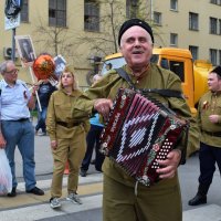 Задорно поёт военные песни. :: Татьяна Помогалова