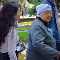 Бабушка-ветеран с внучкой :: Асылбек Айманов