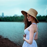Девушка в шляпе и полосатом платье на фоне озера с молнией :: Lenar Abdrakhmanov