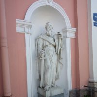 Скульптура св. Мефодия при входе в Казачий собор. :: Светлана Калмыкова