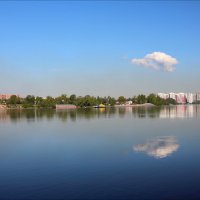 Облако в Неве :: Александр Алексеенко