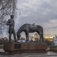 Красивый памятник знаменитому земляку :: Сергей Цветков