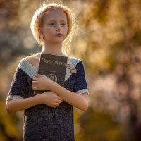 Цветение девочка и книга :: Евгений MWL Photo