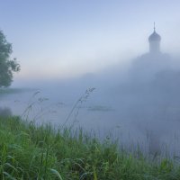 Дышал туман на храм прохладой... :: Igor Andreev