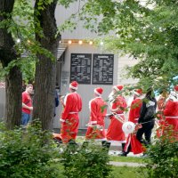 Шествие Дедов Морозов на празднике мороженого :: ТаБу 