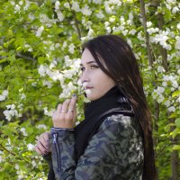 Модель на фоне цветущей яблони :: Viktoria Sennikova