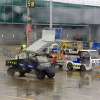 Обслуживающая техника в аэропорту Туманно-дождливого Альбиона... :: Тамара Бедай 