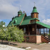 Яблоньки цветут у церкви Покрова Пресвятой Богородицы в Ухте, аккурат прямо на Троицу :: Николай Зиновьев