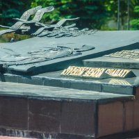 Гранитное надгробие «Неизвестному солдату Курской земли» на братской могиле. :: Руслан Васьков