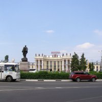 вокзал и памятник генералу Черняховскому :: Анна Воробьева