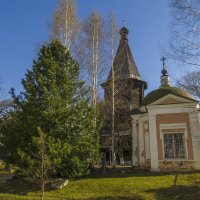 Екатерининская церковь (1830 г.) и деревянная Успенская церковь :: Сергей Цветков