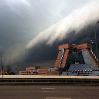 Грозовой вал в городе :: Василий Ворона