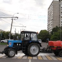 Трактор На пешеходной дорожке :: Валерий 