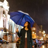 Девушка под зонтом :: Максим Лаухин