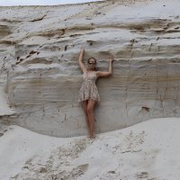 Девушка в песках :: Наталья 