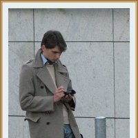 Молодой человек, "проверяющий" телефон, Берлин. :: Валентин Соколов