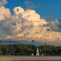 Облака над Лужниками :: Александр Чеботарь