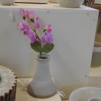 Керамическая ваза с искусственными цветами :: Natalia Harries