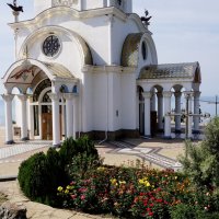 Вход в Храм-маяк в Малореченском :: Наталия Григорьева