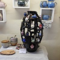 Керамическая ваза с миниатюрными вазами работы Марка в его галерее :: Natalia Harries