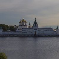 Ипатьевский монастырь в лучах закатного солнца. :: Анатолий Грачев