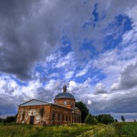 брошенная церковь на поле :: Георгий А